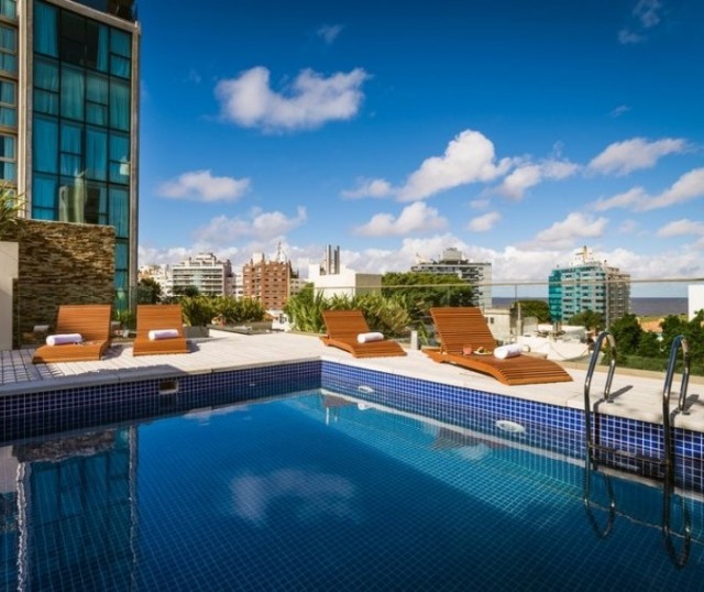 piscina-hoteles-en-montevideo_7451a7d97ecdb1451a955b3fcbd2c33c